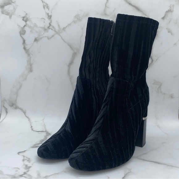 DESIGN LAB velvet striped black on black booties - Picture 4 of 4